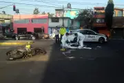 Motociclista muere arrollado por microbús en Iztapalapa