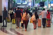 Muere mujer en vuelo; aterrizan de emergencia en Monterrey