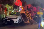 Muere trailero prensado en cabina tras accidente en carretera