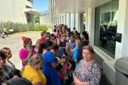Mujeres exigen a Samuel García tarjetas prometidas