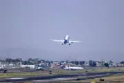 México promete cumplir pacto aéreo; EU mantendría represalias