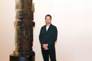 Pablo Fierro explora identidad migrante en muestra Raíces en el ahora