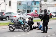 Pareja derrapa y cae tras ignorar carril exclusivo de motos
