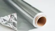 Pegar papel aluminio en la pared: ¿para qué sirve y por qué lo recomiendan?