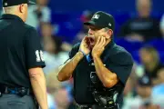 Pelotazos en la cara al ampayer mexicano y sale del juego