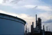 Petróleo cae cerca de 7% y opera en mínimos de dos semanas