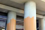 Pintan de naranja columnas del Metro para alertar sobre violencia de género