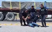 Policías reprimen a obreros de AHMSA en bloqueo carretero en Coahuila