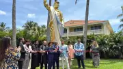 Polémica por estatua gigante y dorada de Trump de casi 5 metros