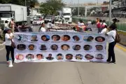 Protestan en vialidad de Guerrero por desaparecidos