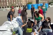 Quitan a manifestantes lona contra Rocha
