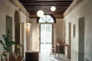 Refugio veneciano bañado de luz transforma la experiencia turística