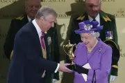 Reina Isabel II respalda a príncipe Andrew como enviado comercial