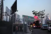 Retiran 50 espectaculares en corredor del Aeropuerto de Guadalajara por riesgo de colapso