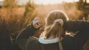 Riesgos de amarrarse el cabello a diario: expertos alertan sobre alopecia