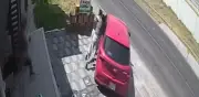 Roban auto de paquetería y arrastran a dos mujeres en Tlaxcala