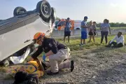 Sale auto de carretera y vuelca en Nuevo León