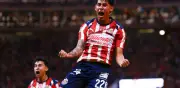 Santiago Sandoval anota doblete y clasifica a Chivas a semifinales