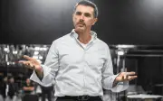 Sergio Mayer renuncia a Morena tras polémicas y críticas