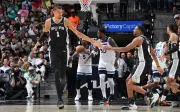 Spurs vencen a Timberwolves y quedan a un triunfo de las Finales del Oeste