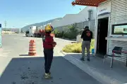 Sufre descarga eléctrica al laborar en techo de empresa en Monterrey