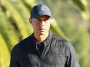 Tiger Woods regresa a Florida tras rehabilitación en Suiza