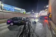 Toma curva y choca contra barredora en Leones