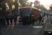 Transportistas bloquean Reforma y buscan llegar al Zócalo