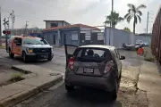 Tren impacta auto en San Nicolás; conductor resulta ileso
