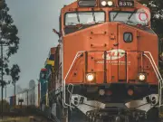 Tres migrantes mexicanos mueren en tren en Texas; SRE interviene