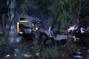 Tráiler impacta auto y muere un menor de edad en NL
