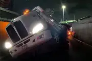 Tráiler vuelca en Av. Revolución tras tomar curva