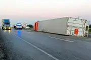 Tráiler vuelca en Vía Laredo-Monterrey; cierran carril