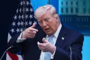 Trump anuncia aranceles del 25% a autos de la UE