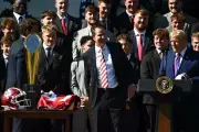 Trump recibe a los Indiana Hoosiers en la Casa Blanca tras título de básquetbol