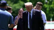Trump suspende ayuda a buques varados en Ormuz