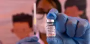 Vacunación contra covid reduce riesgo de covid largo por reinfecciones