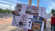 Vecinos de Culiacán protestan en Congreso por recibos impagables de CFE