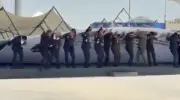 Viento derriba escenografía sobre Delfina Gómez y militares en Edomex