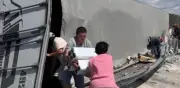 Vuelca tráiler en Querétaro y vecinos saquean mercancía