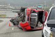 Vuelca tráiler por exceso de peso en carretera de Nuevo León