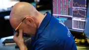 Wall Street cae por tensiones Irán y petróleo supera 105 dólares