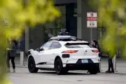 Waymo revisará sus robotaxis para evitar carreteras inundadas