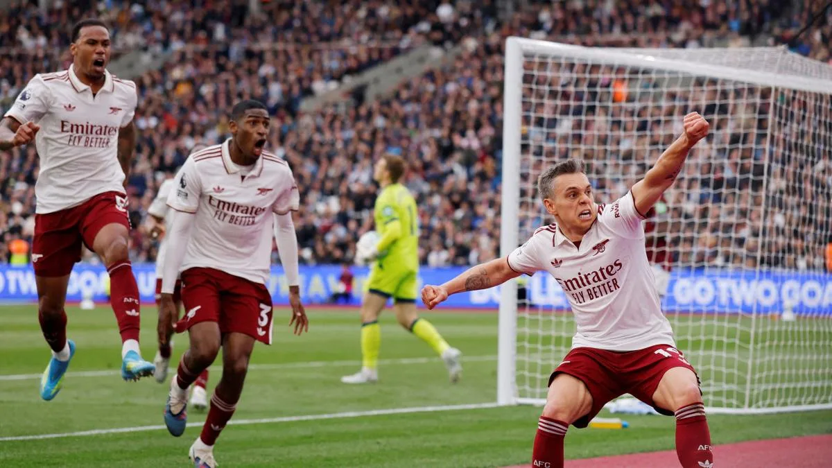 Arsenal vence al West Ham y se aferra a la cima de la Premier League
