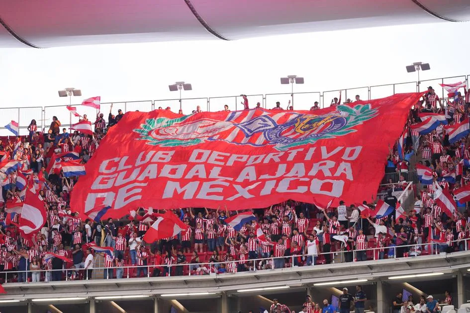 Chivas: Afición abuchea a Tigres en el Akron y confía en remontada