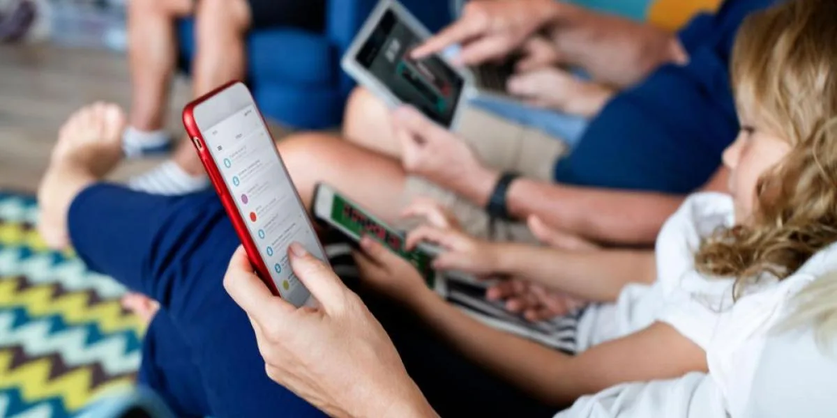 Grecia prohibirá redes sociales a menores de 15 años desde 2027