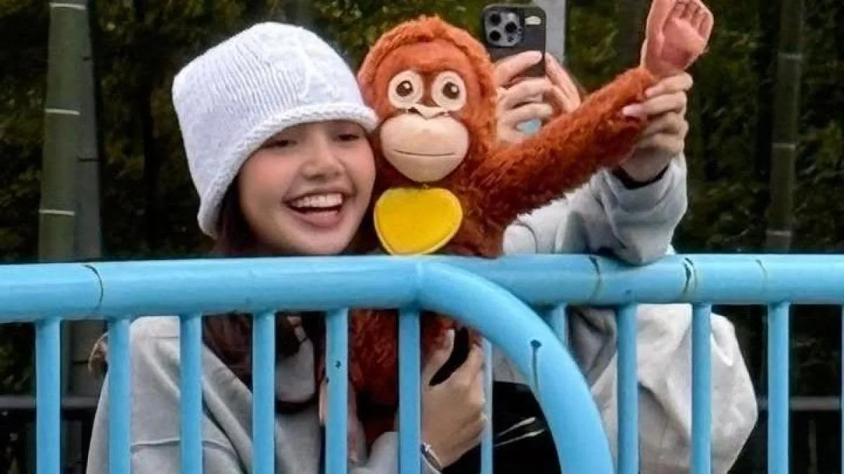 Lisa de Blackpink visita al mono viral Punch en un zoológico de Japón
