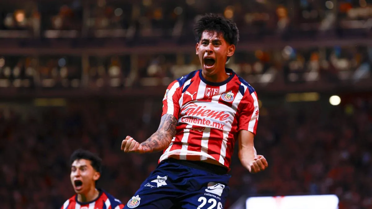Sandoval anota doblete y mete a Chivas a semifinales