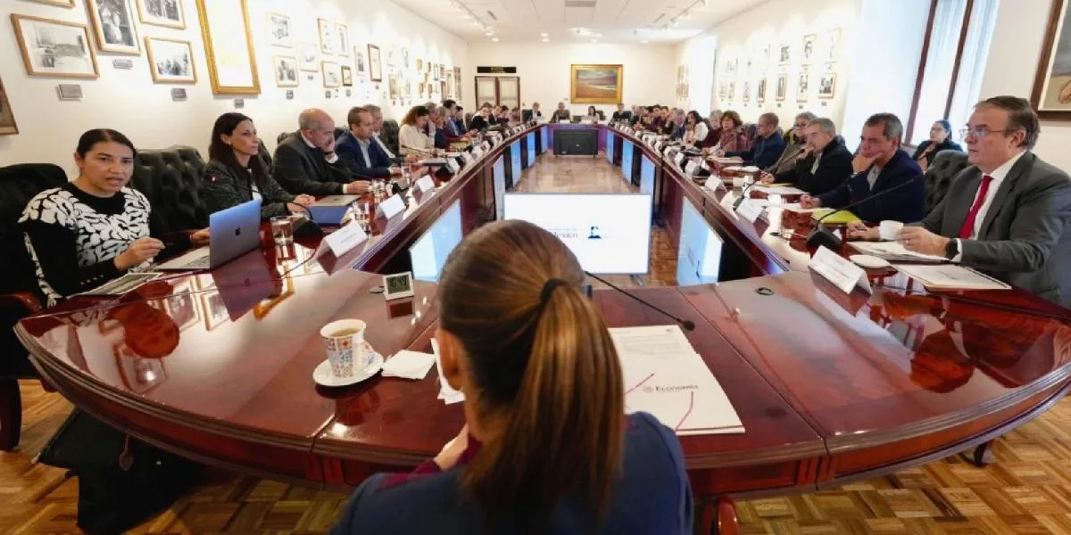 Sheinbaum dialoga con economistas sobre crecimiento y bienestar en Palacio Nacional