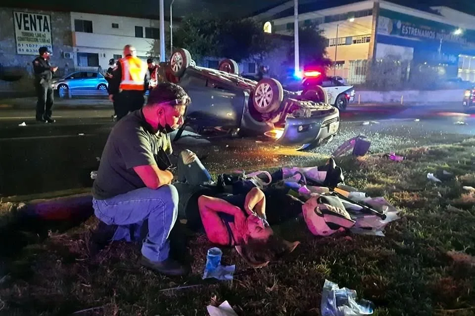 Mujer vuelca en Av. Revolución tras cerrón de tráiler